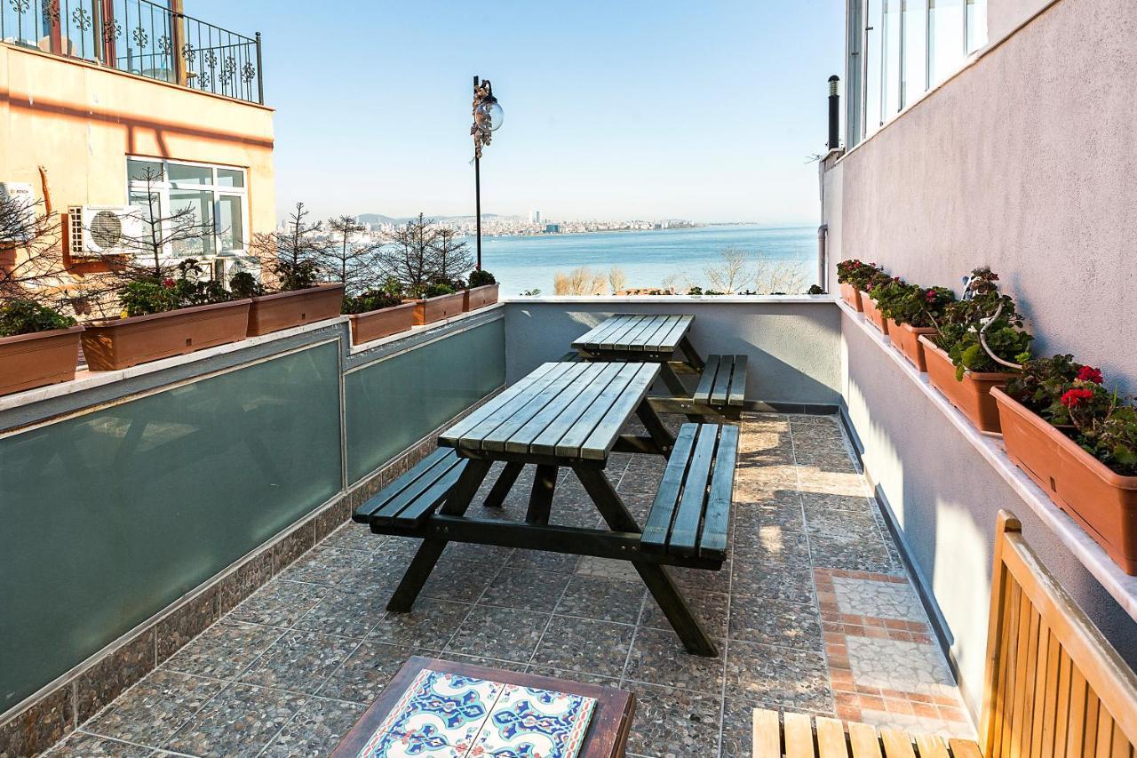 Cheers Vintage Hostel Istanbul Eksteriør bilde A balcony in Lisbon, Portugal
