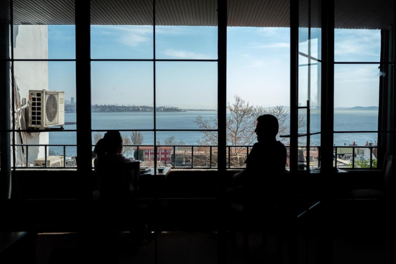 Cheers Vintage Hostel Istanbul Eksteriør bilde View from the library