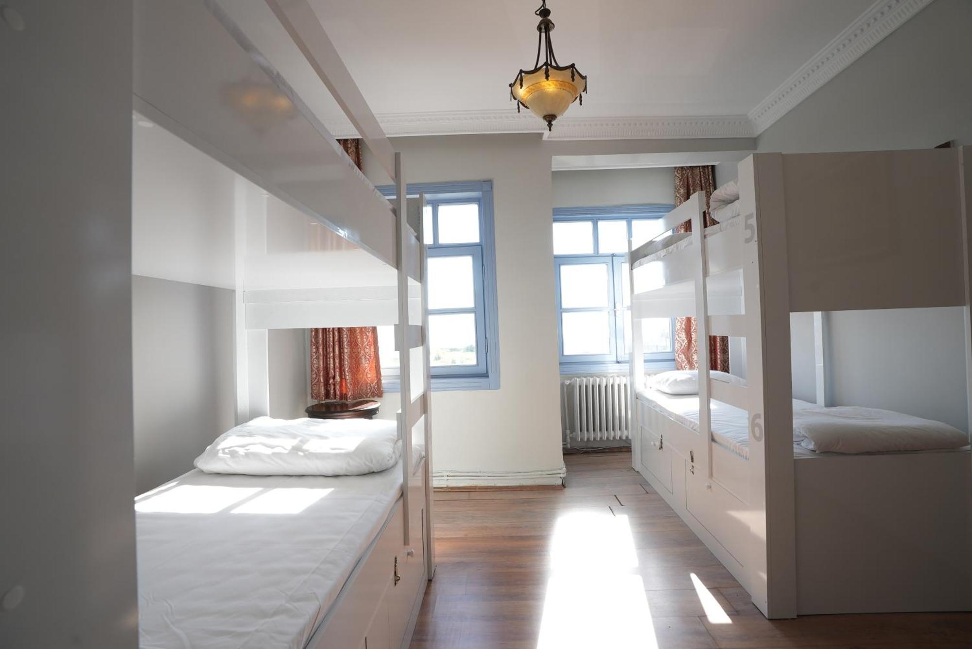 Cheers Vintage Hostel Istanbul Eksteriør bilde Hostel room in Madrid, Spain