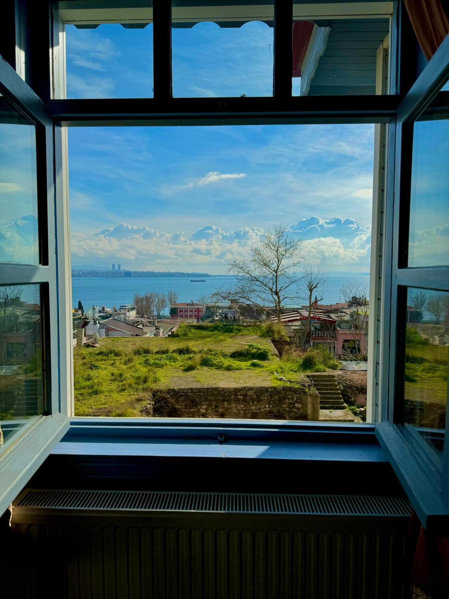 Cheers Vintage Hostel Istanbul Eksteriør bilde View of the Aegean Sea from the window of a house in Çeşme