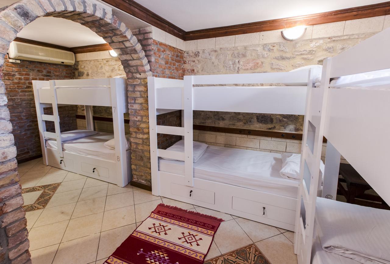 Cheers Vintage Hostel Istanbul Eksteriør bilde Hostel room in the UK