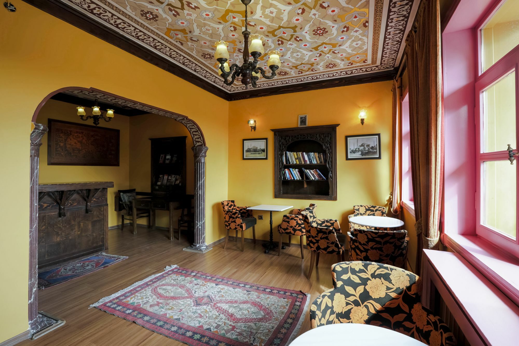 Cheers Vintage Hostel Istanbul Eksteriør bilde Interior of the house